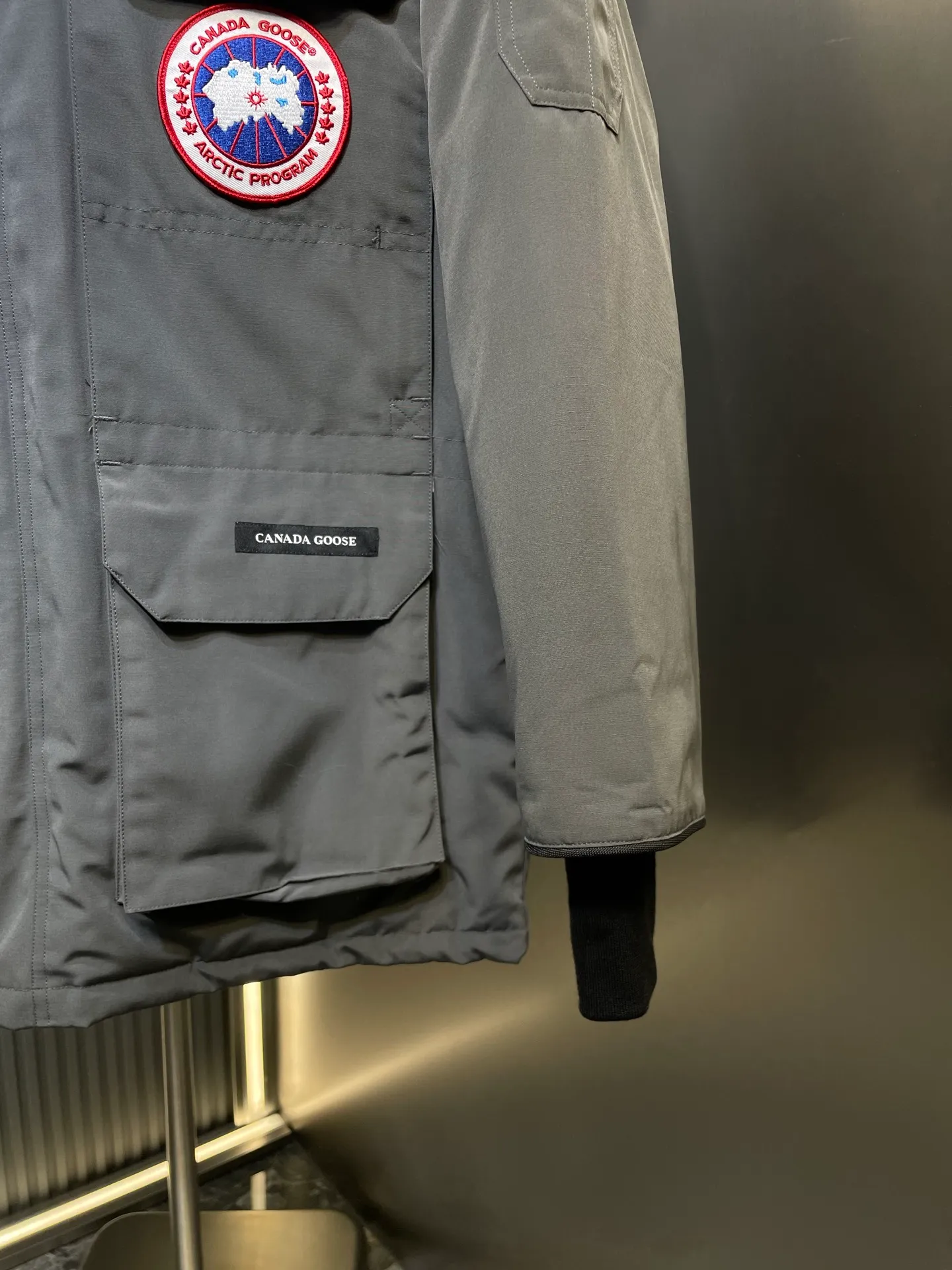 P910 special version 🌟 🇨🇦CANADA GOOES 24 new models 08 models/couple models Factory direct supply: supplying global purchasing agents, micro-entities, Tmall, high-end stalls and studio cooperation, free shipping! Canada Goose Expedition Parka 2008 is the same style for men and women. It is mid-length and the most timeless classic. All Arctic and Antarctic scientific expedition teams choose Canada Goose as their cold-proof equipment. It is the Rolls-Royce of down jackets. ➖ Industry-leading anti-counterfeiting chip sensing. ➖ Imported Behringer embroidery machines and customized embroidery labels, the highest level and industry leading. ➖ Imported Korean 21-count polyester-cotton blended original fabric, TC85 waterproof coated fabric, water-repellent, windproof and wear-resistant. ➖ The new national standard 80 white duck down is filled with an average of 520 grams of down. The amount of down filled is industry-leading. ➖ 100% nylon lining with double double-layer sealing design to prevent velvet running, and seamless thread design on the cuffs! ➖ Western Canadian Green Wolf Collar. ➖ Yoshida YKK provides original factory-customized electroplated sliders. YKK two-way lockable zippers are tight and smooth and do not peel off paint. �� 3M composite Velcro is durable and the accessories and hardware are all custom-made. Note: Our copywriting is only simple and clear. Instead of bragging about the copywriting, it is better to compare and understand with samples. Only for the purest goose, the most dedicated, the most professional, the highest quality, the highest cost performance!  Size:XS-XXL